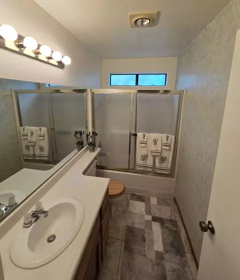 Bath - 3671 Santa Rosa Way, Redding, CA 96003 photo 2 of 6