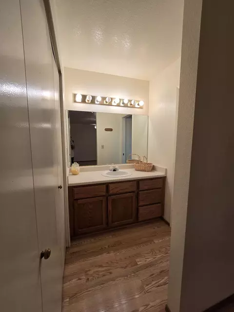 Bath - 3671 Santa Rosa Way, Redding, CA 96003 photo 4 of 6