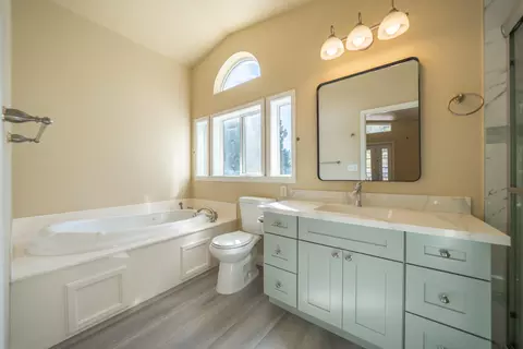 Bath - 19707 Copper Canyon Rd, Redding, CA 96003 photo 1 of 4