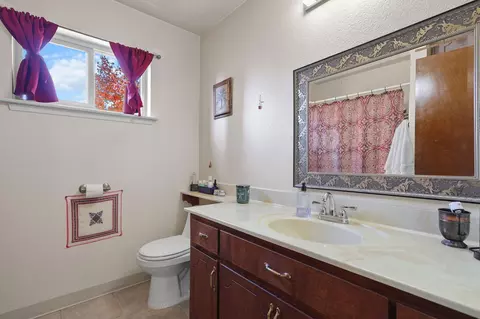 Bath - 2872 Harlan Dr, Redding, CA 96003 photo 1 of 3