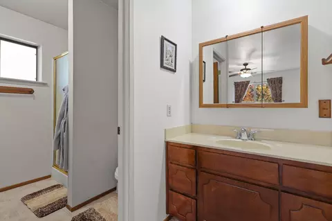 Bath - 2872 Harlan Dr, Redding, CA 96003 photo 2 of 3