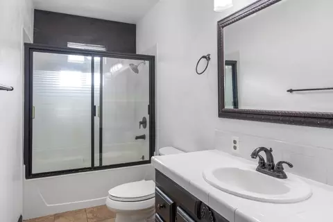 Bath - 2940 Anita St, Redding, CA 96001 photo 1 of 1