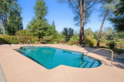 1495 Spanish Bay Dr, Redding, CA 96003 photo 2