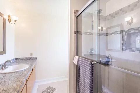 Bath - 8818 Valley View Rd, Redding, CA 96001 photo 1 of 4