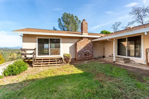 Exterior - 8818 Valley View Rd, Redding, CA 96001 photo 5 of 11