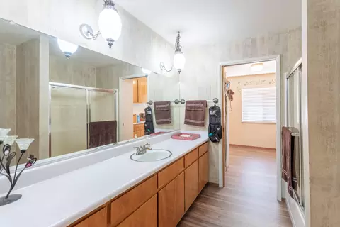 Bath - 8818 Valley View Rd, Redding, CA 96001 photo 3 of 4