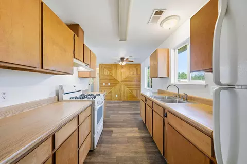 Entry Way - 102 Ventura Ave, Gerber, CA 96035 photo 1 of 2