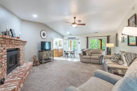 2408 Castlewood Dr, Redding, CA 96002 photo 3