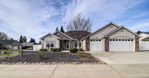 Exterior - 1496 Oak Mesa Ln, Redding, CA 96003 photo 3 of 14