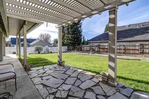 Exterior - 1496 Oak Mesa Ln, Redding, CA 96003 photo 5 of 14