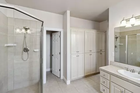 Bath - 1496 Oak Mesa Ln, Redding, CA 96003 photo 2 of 4