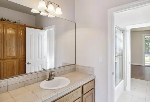 Bath - 1496 Oak Mesa Ln, Redding, CA 96003 photo 4 of 4