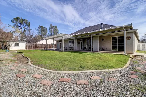 Exterior - 1496 Oak Mesa Ln, Redding, CA 96003 photo 9 of 14