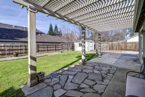 Exterior - 1496 Oak Mesa Ln, Redding, CA 96003 photo 4 of 14