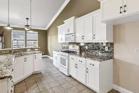 Kitchen - 1496 Oak Mesa Ln, Redding, CA 96003 photo 3 of 4