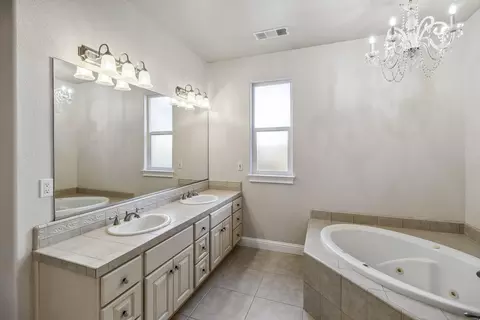 Bath - 1496 Oak Mesa Ln, Redding, CA 96003 photo 3 of 4