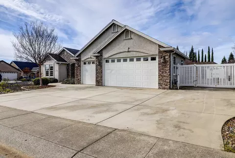 Exterior - 1496 Oak Mesa Ln, Redding, CA 96003 photo 13 of 14