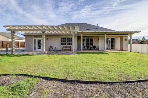 Exterior - 1496 Oak Mesa Ln, Redding, CA 96003 photo 10 of 14