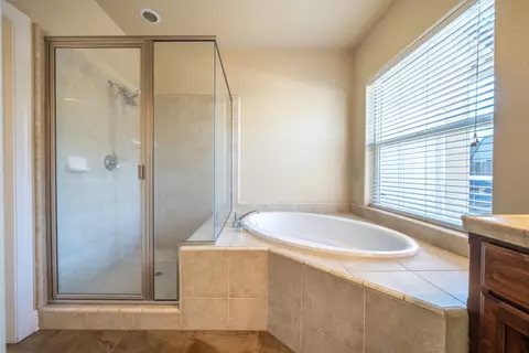 Bath - 3200 Miramar Way, Redding, CA 96001 photo 2 of 3