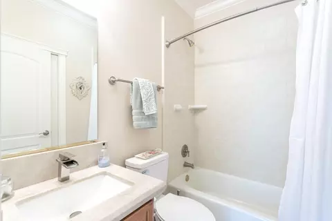 Bath - 4836 St Charles Dr, Redding, CA 96002 photo 4 of 7
