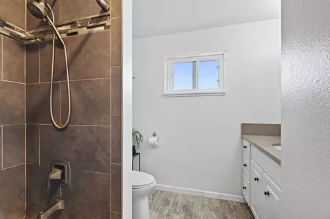 Bath - 2006 Wilder Dr, Redding, CA 96001 photo 1 of 4