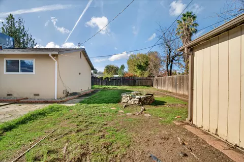 Exterior - 2006 Wilder Dr, Redding, CA 96001 photo 11 of 14