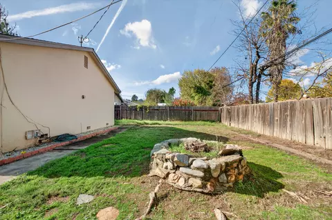 Exterior - 2006 Wilder Dr, Redding, CA 96001 photo 12 of 14
