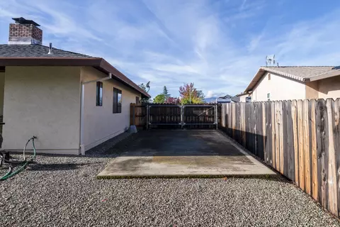 Exterior - 3122 Panorama Dr, Redding, CA 96003 photo 3 of 7