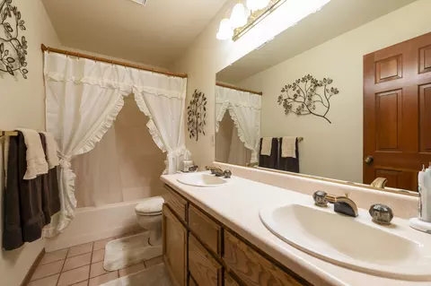 Bath - 3122 Panorama Dr, Redding, CA 96003 photo 2 of 4