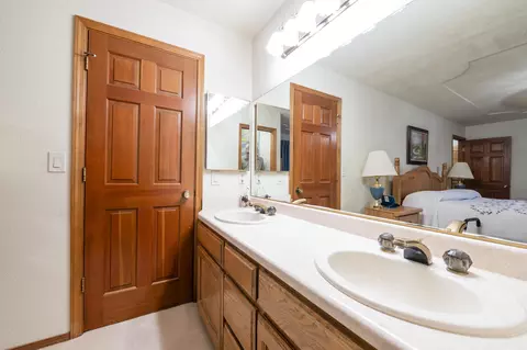 Bath - 3122 Panorama Dr, Redding, CA 96003 photo 3 of 4