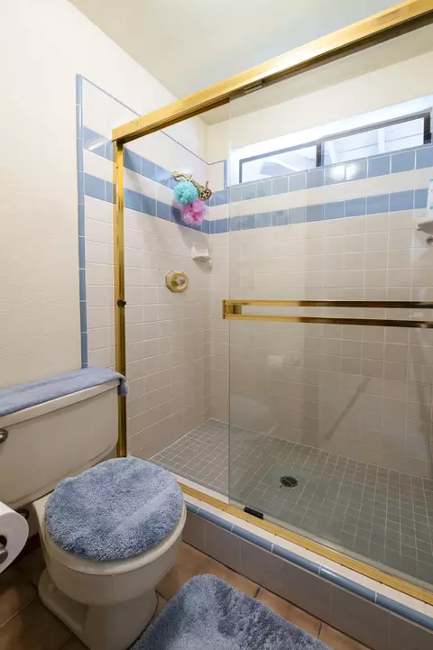 Bath - 3122 Panorama Dr, Redding, CA 96003 photo 4 of 4