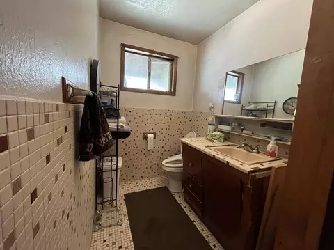 Bath - 191 Henrietta Rd, Lewiston, CA 96052 photo 1 of 2