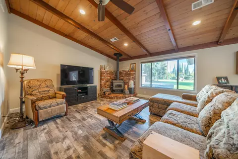 Living - 7273 Amigo Way, Redding, CA 96002 photo 2 of 7