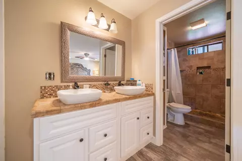 Bath - 7273 Amigo Way, Redding, CA 96002 photo 3 of 5