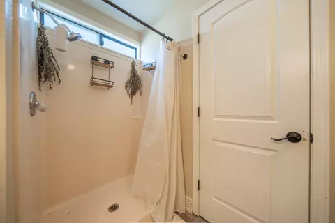 Bath - 7273 Amigo Way, Redding, CA 96002 photo 2 of 5