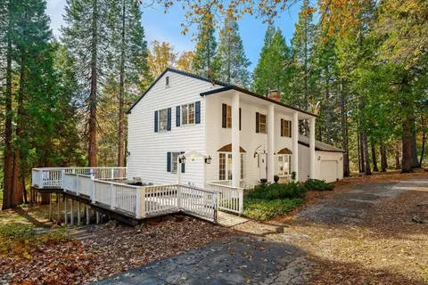 Exterior - 1540 Eddy Dr, Mount Shasta, CA 96067 photo 3 of 8