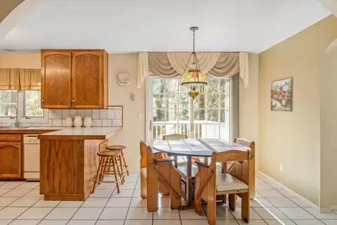 Dining - 1540 Eddy Dr, Mount Shasta, CA 96067 photo 2 of 2