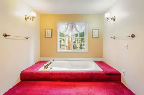 Bath - 1540 Eddy Dr, Mount Shasta, CA 96067 photo 2 of 5