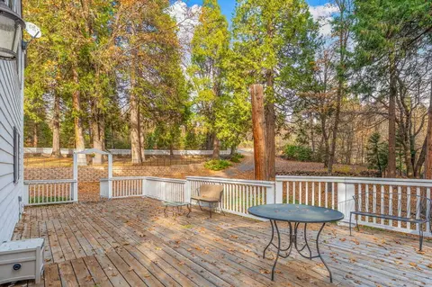 Exterior - 1540 Eddy Dr, Mount Shasta, CA 96067 photo 4 of 8