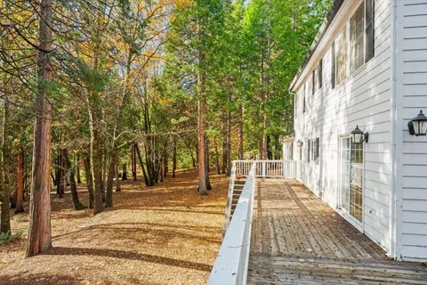 Exterior - 1540 Eddy Dr, Mount Shasta, CA 96067 photo 5 of 8