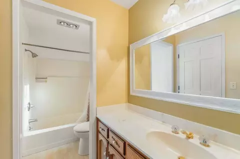 Bath - 1540 Eddy Dr, Mount Shasta, CA 96067 photo 3 of 5