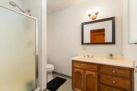 Bath - 1540 Eddy Dr, Mount Shasta, CA 96067 photo 5 of 5