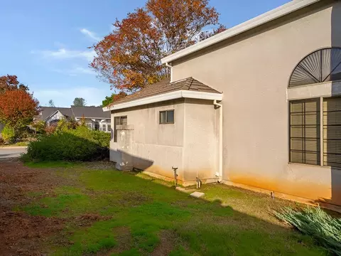 Exterior - 2132 Hope Ln, Redding, CA 96003 photo 4 of 16