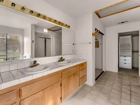 Bath - 2132 Hope Ln, Redding, CA 96003 photo 4 of 4