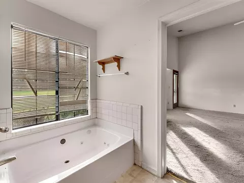 Bath - 2132 Hope Ln, Redding, CA 96003 photo 3 of 4