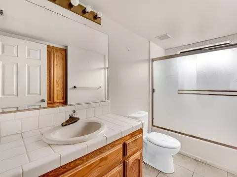 Bath - 2132 Hope Ln, Redding, CA 96003 photo 1 of 4