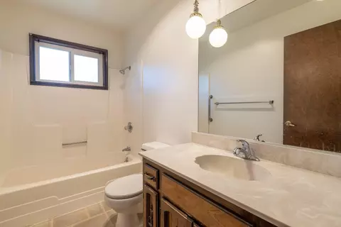 Bath - 116 Oak View Ct, Yreka, CA 96097 photo 1 of 2