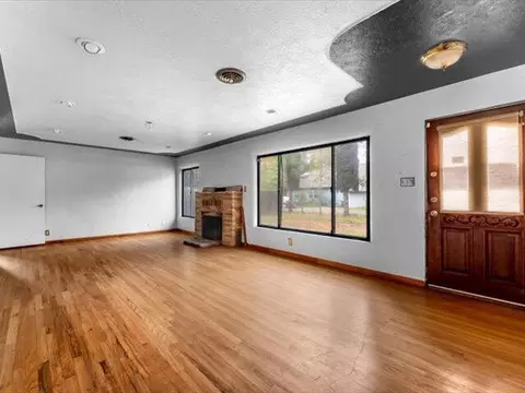 Living - 362 Revilo Dr, Redding, CA 96001 photo 2 of 5