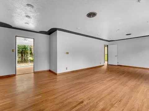 Living - 362 Revilo Dr, Redding, CA 96001 photo 4 of 5