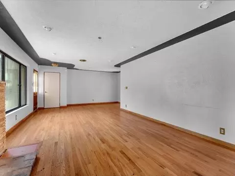 Living - 362 Revilo Dr, Redding, CA 96001 photo 3 of 5